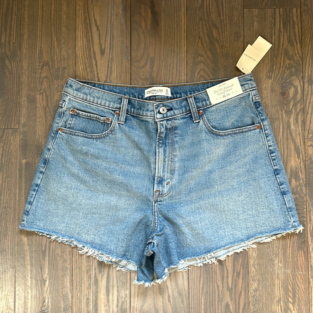 NWT Abercrombie 90s Relaxed cutoff Short